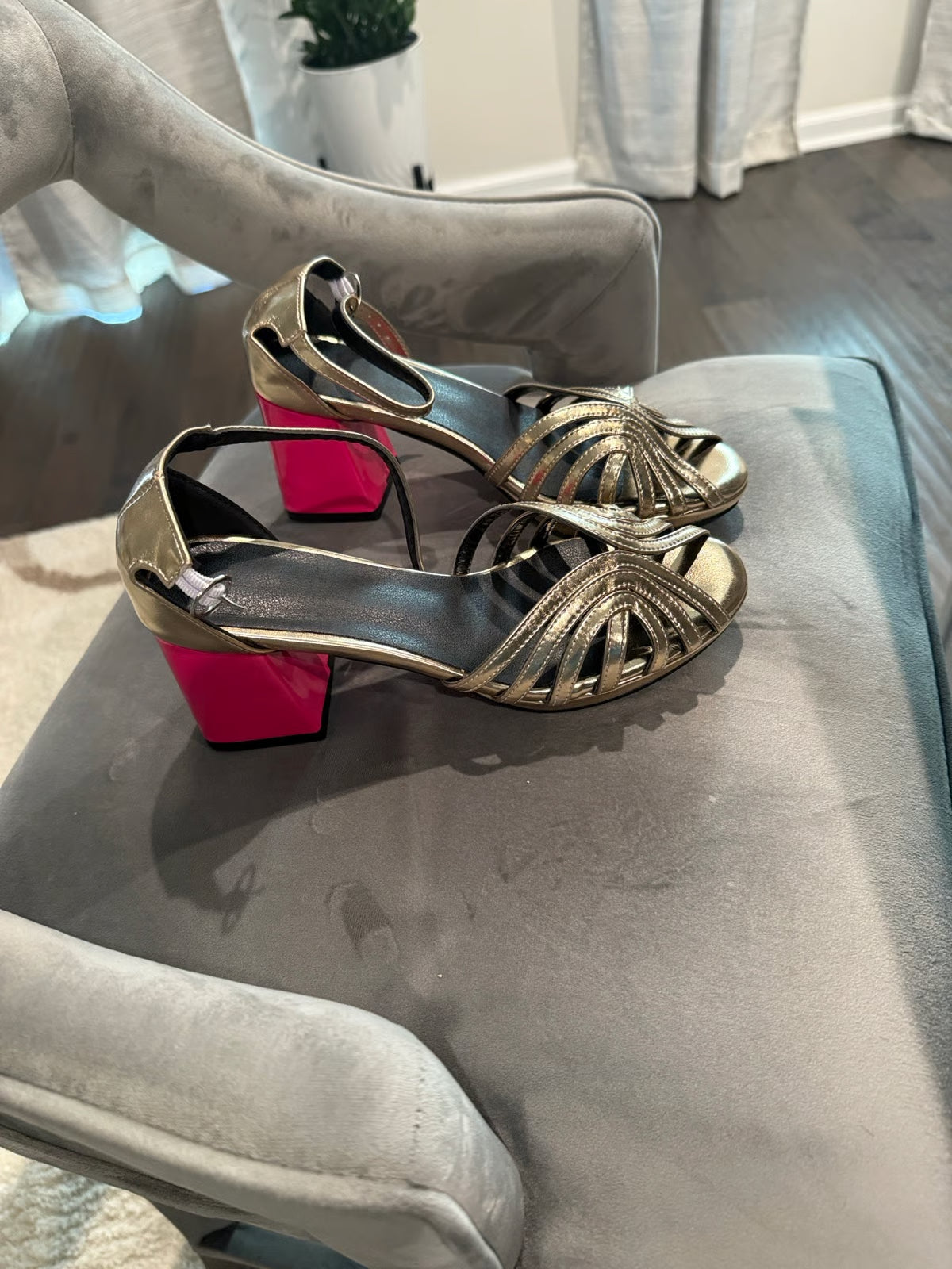 Milvia | Classic sandals with ankle strap and open toes